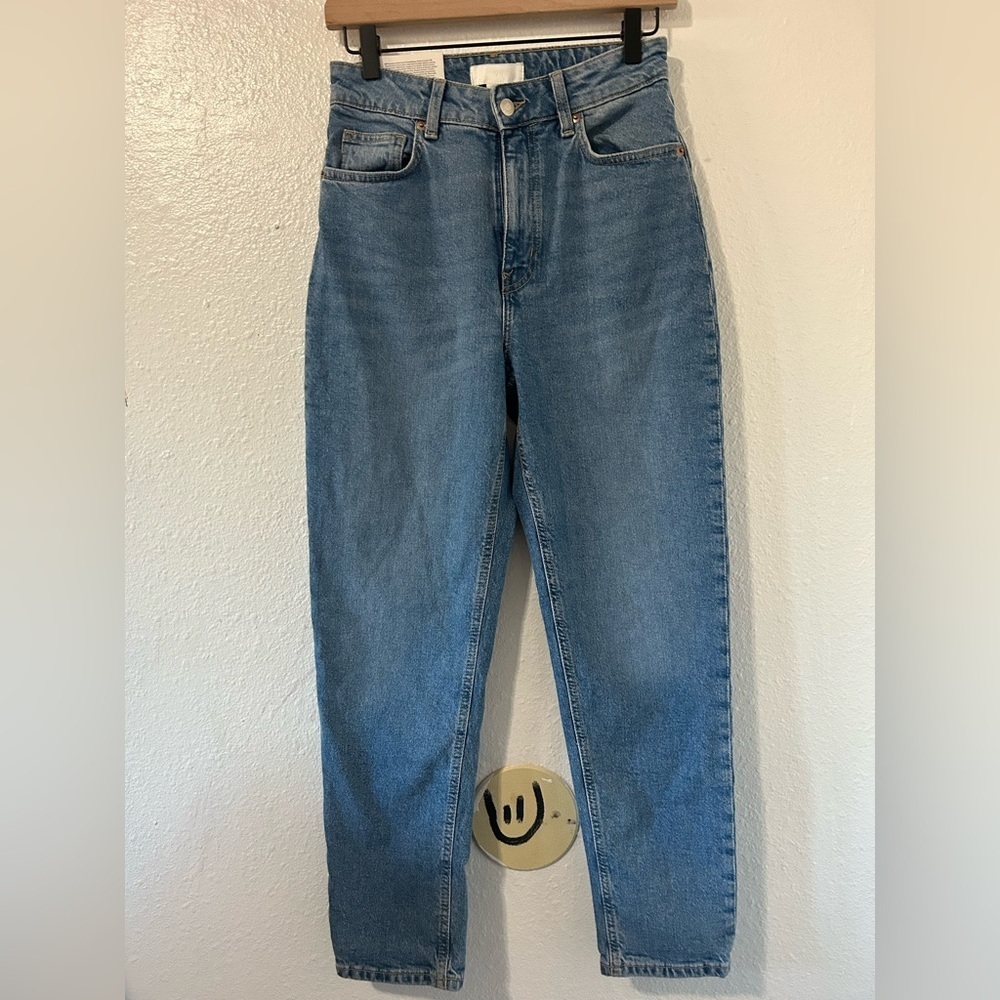 H&M high wasted denim mom
Jeans size 6